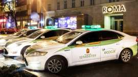 Taksówki EcoCar zawiozą warszawiaków na spektakle do Teatru Muzycznego ROMA LIFESTYLE, Teatr - Działająca na terenie Warszawy korporacja taksówkowa EcoCar nawiązała współpracę z Teatrem Muzycznym ROMA. Dzięki podpisanej umowie, wszyscy widzowie tego teatru na hasło „ROMA” będą mogli skorzystać z taksówki EcoCar i dojechać oraz wrócić z przedstawienia po niższej cenie.