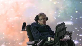 Świat według Stephena Hawkinga LIFESTYLE, Film - W nowym programie „Świat według Stephena Hawkinga”, National Geographic Channel i wybitny naukowiec, profesor Stephen Hawking udowadniają, że zwykli ludzie też potrafią analizować naukowe odkrycia, które zrewolucjonizowały świat nauki. Premiera we wtorek, 17 maja, o godz. 22:00.