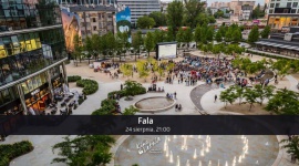 Kino Letnie na placu Europejskim: „Fala” LIFESTYLE, Film - Zbliża się kolejny seans Kina Letniego na placu Europejskim. Już w czwartek 24 sierpnia o godzinie 21:00 pod Warsaw Spire rozpocznie się pokaz norweskiej produkcji pt. „Fala”. Dla miłośników kina europejskiego przewidziany jest konkurs.