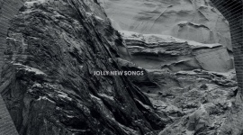Trupa Trupa i „Jolly New Songs” już dziś w TIDAL! LIFESTYLE, Muzyka - Trzeci studyjny album gdańskiego zespołu zabierze nas w mroczną, ale pełną humoru i dystansu podróż. Niebanalne brzmienie znanej już na całym świecie Trupy Trupa określane jest jako post-punk-psych.
