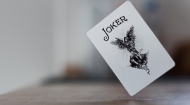 Joker wygrywa w kinach, ale wciąż można go pokonać LIFESTYLE, Film - ● Joker, najbardziej znany złoczyńca uniwersum DC, skradł serca publiczności: najnowszy film o nim zarobił w miesiąc na świecie 1 mld USD. ● Rynek superbohaterów – sprzedaż filmów, komiksów – przynosi przychody nawet do 10 mld USD rocznie