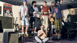 Łąki Łan i Otsochodzi w drugim singlu Lech Music Festiwale Inaczej! LIFESTYLE, Muzyka - Poznaliśmy kolejną odsłonę wakacyjnej akcji Lech Music i Albo Inaczej! Po świetnie przyjętym singlu Natalii Przybysz śpiewającej nową wersję kultowego „Studio, scena, łóżko” Tego Typa Mesa, czas na Łąki Łan interpretujących utwór „Bon Voyage” z repertuaru Otsochodzi!