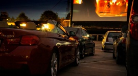 Oscarowy hit w Twoim samochodzie LIFESTYLE, Film - Magnolia Park zaprasza do kina samochodowego. Pierwszy seans na wielkim ekranie na parkingu galerii już w sobotę, 11 lipca. Do zdobycia bezpłatne wejściówki na pokaz filmu „Green Book”.